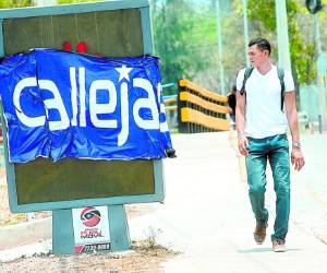 Como si se tratara del inicio de una campaña política, los afiches, mantas y stickers se ven en lugares públicos.