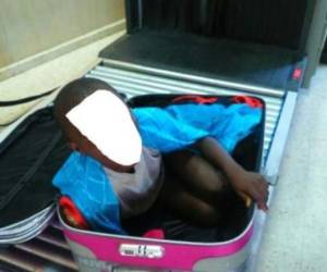 El menor de 8 años fue descubierto dentro de una maleta.