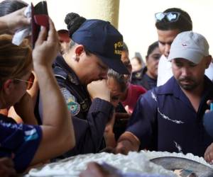 Compañeros de armas asistieron a la vela de la policía asesinada el jueves a la medianoche.