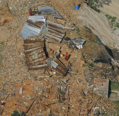 Víctimas de sismo cruzan montañas para lograr ayuda