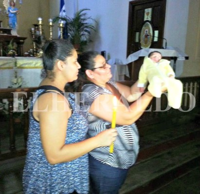 El pequeño Enmanuel en casa y con su familia