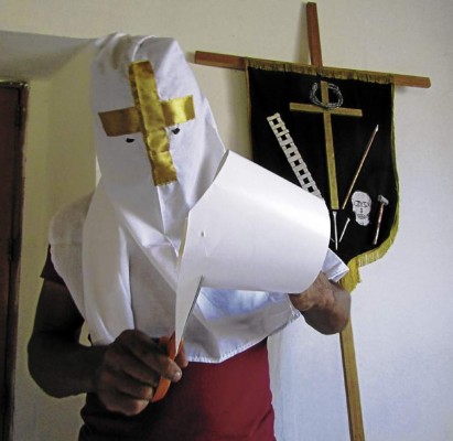 Encadenados para saldar promesas y culpas