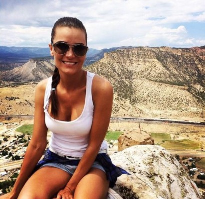 Profesora publicó una sensuales fotografías en Instagram y desató la polémica en su colegio