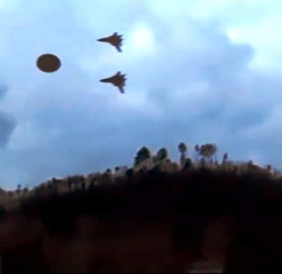 ¿Un ovni escoltado por dos aviones de guerra?