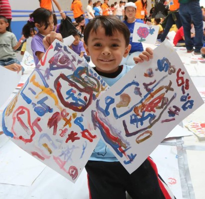 Niños llenan de color a Tegucigalpa