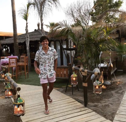 ¡Mario Casas tiene competencia! Su guapo hermano Óscar Casas se roba los suspiros