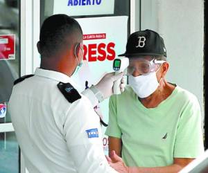 En la mayoría de los establecimientos comerciales del Distrito Central se debe tomar la temperatura para descartar síntomas como la fiebre, uno de los malestares del coronavirus. fOTO: Alejandro Amador/EL HERALDO.
