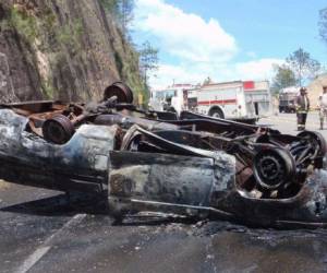 Honduras: Le fallan los frenos a vehículo y minutos se incendia; los ocupantes resultaron con lesiones . Fotos: Bomberos de Honduras.