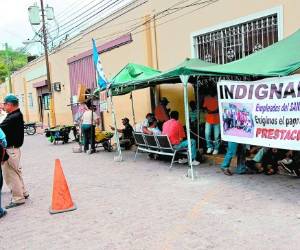 Los empleados suspendidos siempre estarán en protesta en el SANAA.