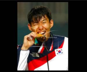 El atacante de Corea del Sur Son Heung-min celebra en el podio luego que la selección nacional ganó la medalla de oro en el fútbol de los Juegos de Asia en Bogor, Indonesia, el sábado, 1 de septiembre del 2018.
