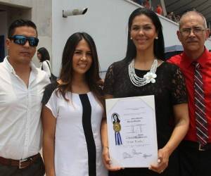 La periodista Indira Murillo acompañada de su familia. Foto: El Heraldo.