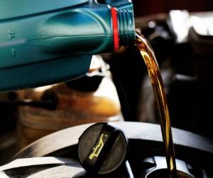 Al cambiar el aceite Debe encender el motor por un par de minutos, apáguelo y revise el nivel, que debe estar en un punto intermedio entre el límite mínimo y máximo.