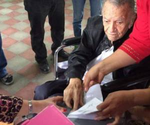 El expresidente liberal Roberto Suazo Córdova tiene 90 años y como un hondureño patriotra acudió a votar. (Foto: El Heraldo Honduras/ Noticias Honduras hoy)