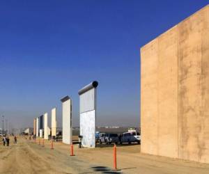Esta fotografía de archivo del 26 de octubre de 2017 muestra varios prototipos del muro fronterizo en San Diego. (Foto: AP)