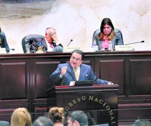 Arturo Corrales estuvo ayer en el Congreso Nacional.