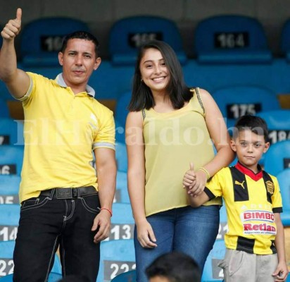 Pasarela de hermosas hondureñas en los partidos de repechaje de la Liguilla