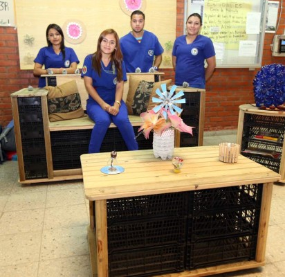 Creativa feria de artículos reciclados exponen universitarios del Alma Máter