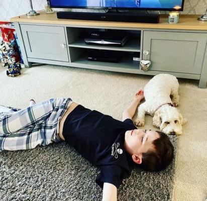 La dramática historia de Jacob, un niño de 10 años que dejó de caminar a causa del coronavirus (FOTOS)