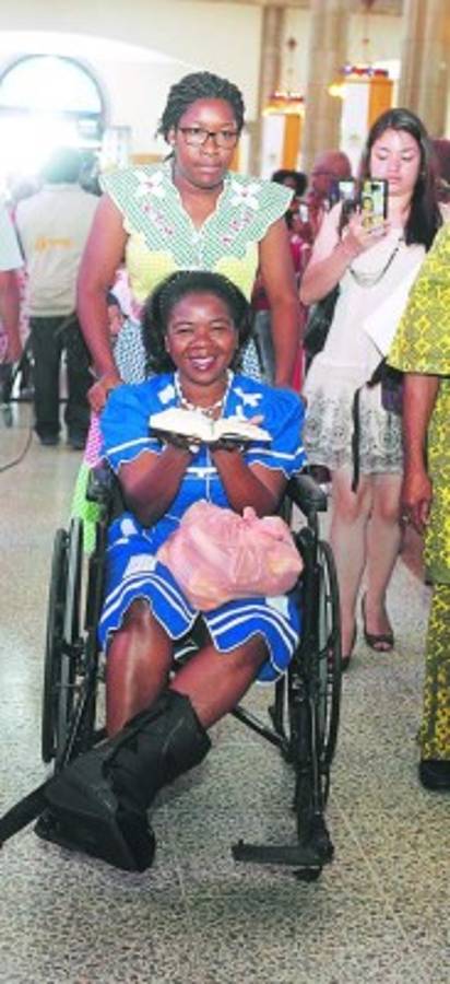 Tambores, maracas y canto para la Morenita