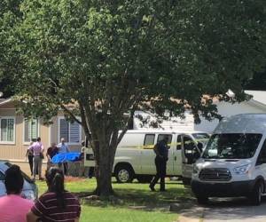 En esta imagen hecha de video, las autoridades cargan un cuerpo en un vehículo de la escena del crimen, el jueves 6 de julio de 2017, en Loganville, Georgia, al este de Atlanta.