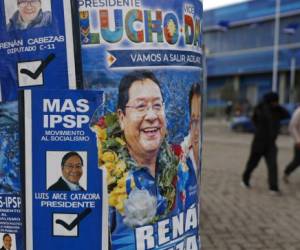 Promocionales del candidato a la presidencia, Luis Arce, del Movimiento al Socialismo (MAS), cubren un poste en El Alto, Bolivia, el viernes 16 de octubre de 2020. Foto: AFP