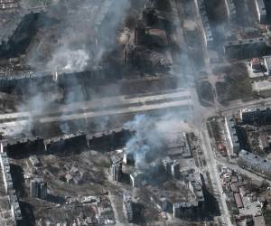 Esta imagen de satélite Maxar tomada y publicada el 22 de marzo de 2022 muestra edificios en llamas en Mariúpol, Ucrania.