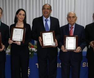 Fredy Nasser, Luciana Villeda (lo recibió por su madre Ana María Villeda), Leonel Giannini, Emilio Larach y Eduardo Facussé. Foto: EL HERALDO/Jimmy Argueta