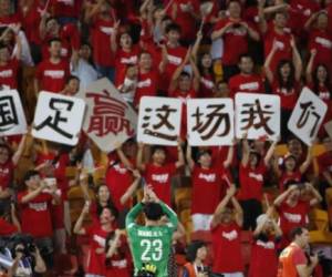 Los clubes chinos de fútbol gastaron en fichajes de jugadores más de 450 millones de dólares el año pasado, informó la FIFA.