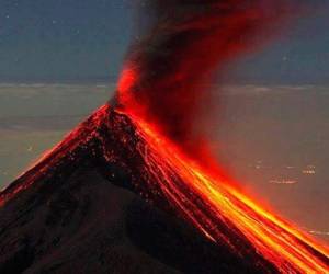 El volcán de Fuego, 45 km al suroeste de la capital de Guatemala, registró una potente fase en su actividad eruptiva al lanzar ceniza a unos 30 km del coloso, informó este sábado una fuente oficial.