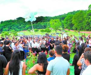 Los asistentes a las honras fúnebres lanzaron globos blancos.