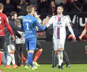 Los jugadores de Guingamp felicitan a los jugadores de Lyon al final del partido de fútbol de la Ligue 1 francesa entre Guingamp y Lyon.