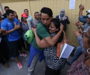 Un estudiante de la UNAH se funde en un abrazo luego de salir de los tribunales de la capital de Honduras, donde le dictaron medidas sustitutivas a la cárcel, foto: Alejandro Amador / EL HERALDO.