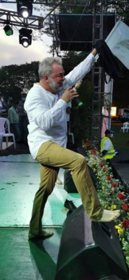 Huelgas de hambre, gallinas e indecisión política: Las polémicas de Roberto Contreras