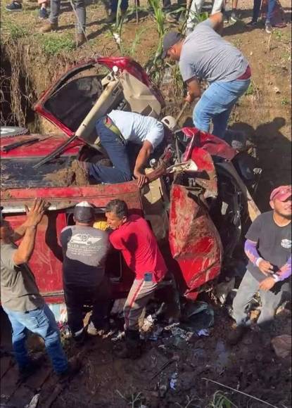 Difícil rescate de familia que se accidentó en Santa Cruz de Yojoa