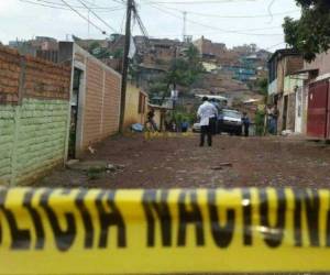 Los peritos forenses llegaron a la escena del crimen para realizar el levantamiento cadavérico.