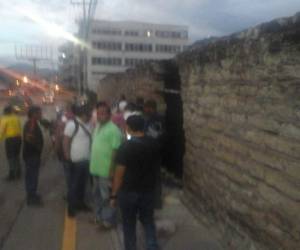 Dos personas se salvaron de morir esta tarde tras perder el control de su vehículo en el bulevar Suyapa de la capital de Honduras.