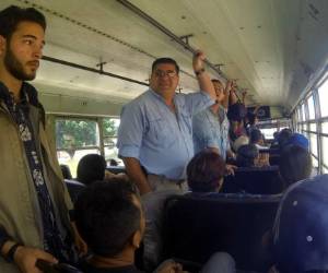 Ante la falta de asiento, no hubo más opción que recorrer la ruta a pie.