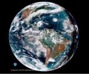 Esta imagen de satélite proporcionada por la NOAA muestra al huracán Florence, tercero desde la derecha, en el océano Atlántico el domingo, 9 de septiembre del 2018. A la derecha aparece la tormenta tropical Helene, y el segundo desde la derecha es la tormenta tropical Isaac.