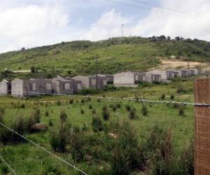 En la aldea Santa Rosa se edificaron 80 viviendas que permanecen inconclusas.