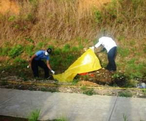 La víctima que fue ejecutada a balazos -quien tenía una larga cabellera- fue hallada con las manos atada hacia atrás.
