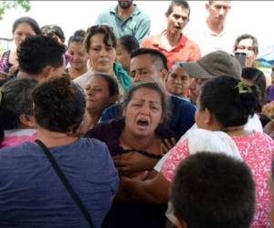 Hondureña Olga López llora durante el funeral de su hija Jennifer, 10, que se ahogó junto con otros dos niños en el Océano Pacífico, cerca de México, al intentar alcanzar el 'sueño americano: Fotos AFP.