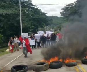 Con quema de llantas y cerrando el paso de la carretera que conduce de Danlí a Tegucigalpa, colectivos exigen la renuncia de Zepeda.