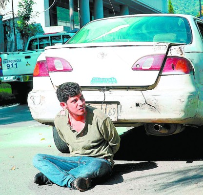 Taxista y pasajero someten a ladrón que los iba asaltando