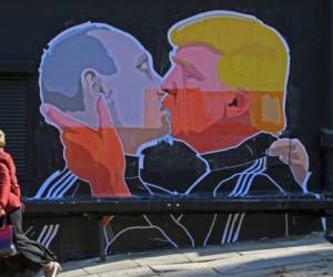 La imagen está inspirada en la famosa foto de 1979 en la que el entonces líder soviético Léonid Brejnev besaba al líder de la comunista Alemania del Este Erich Honecker.