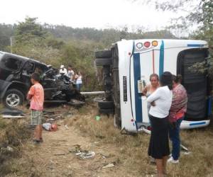 Varias personas que iban en el bus de la empresa Contreras salieron ilesos.