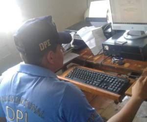 Los agentes de la Dirección Policial de Investigaciones (DPI) llegaron a realizar un allanamiento a la tienda.