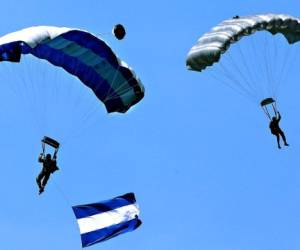 Los paracaidistas de las FF AA se alistan para las fiestas del 15 de septiembre. FOTOS: David Romero
