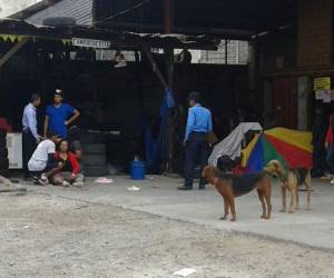 Familiares llegan a la escena donde se produjo el mortal tiroteo.