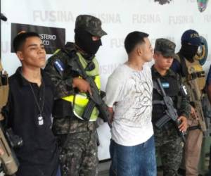 Tres presuntos pandilleros fueron capturados este martes en colonia La Pradera de San Pedro Sula. Foto: Red Informativa....