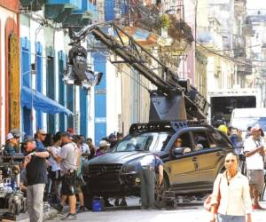 En las escenas difundidas se puede ver cómo cuatro autos caen desde un edificio y explotan en la calle, a la vez que tres vehículos pasan a toda velocidad entre ellos entre otras tomas.